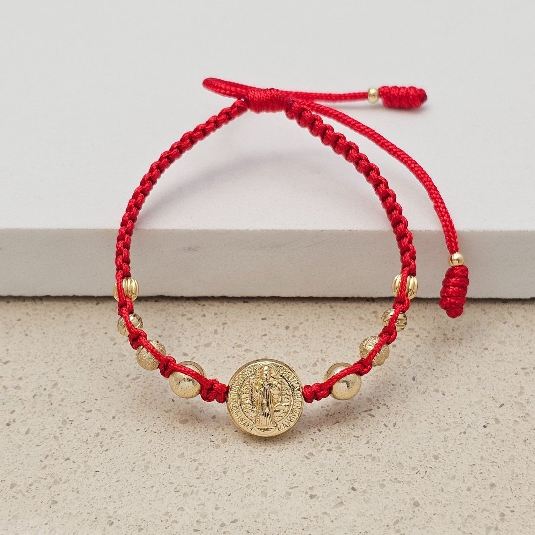 Pulsera San Benito Abrazado en oro laminado