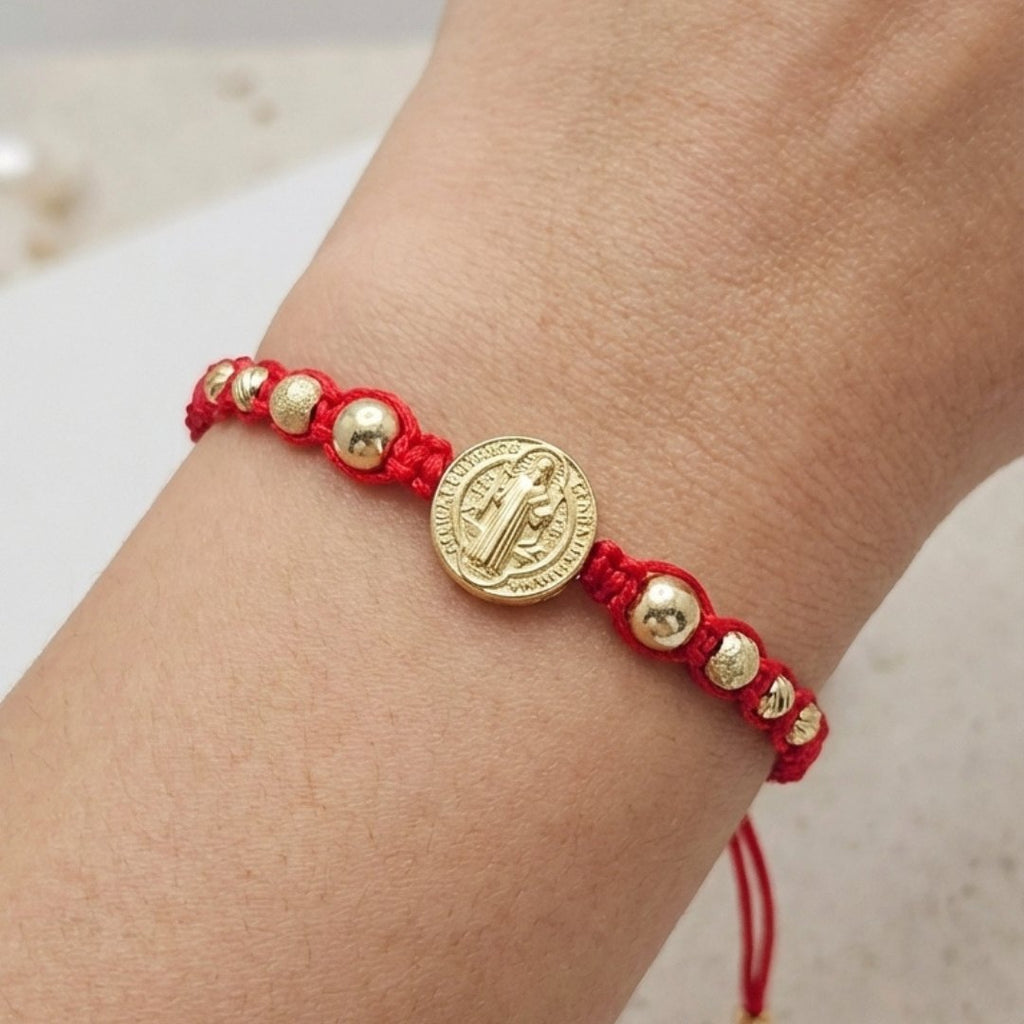 Pulsera San Benito Abrazado en oro laminado