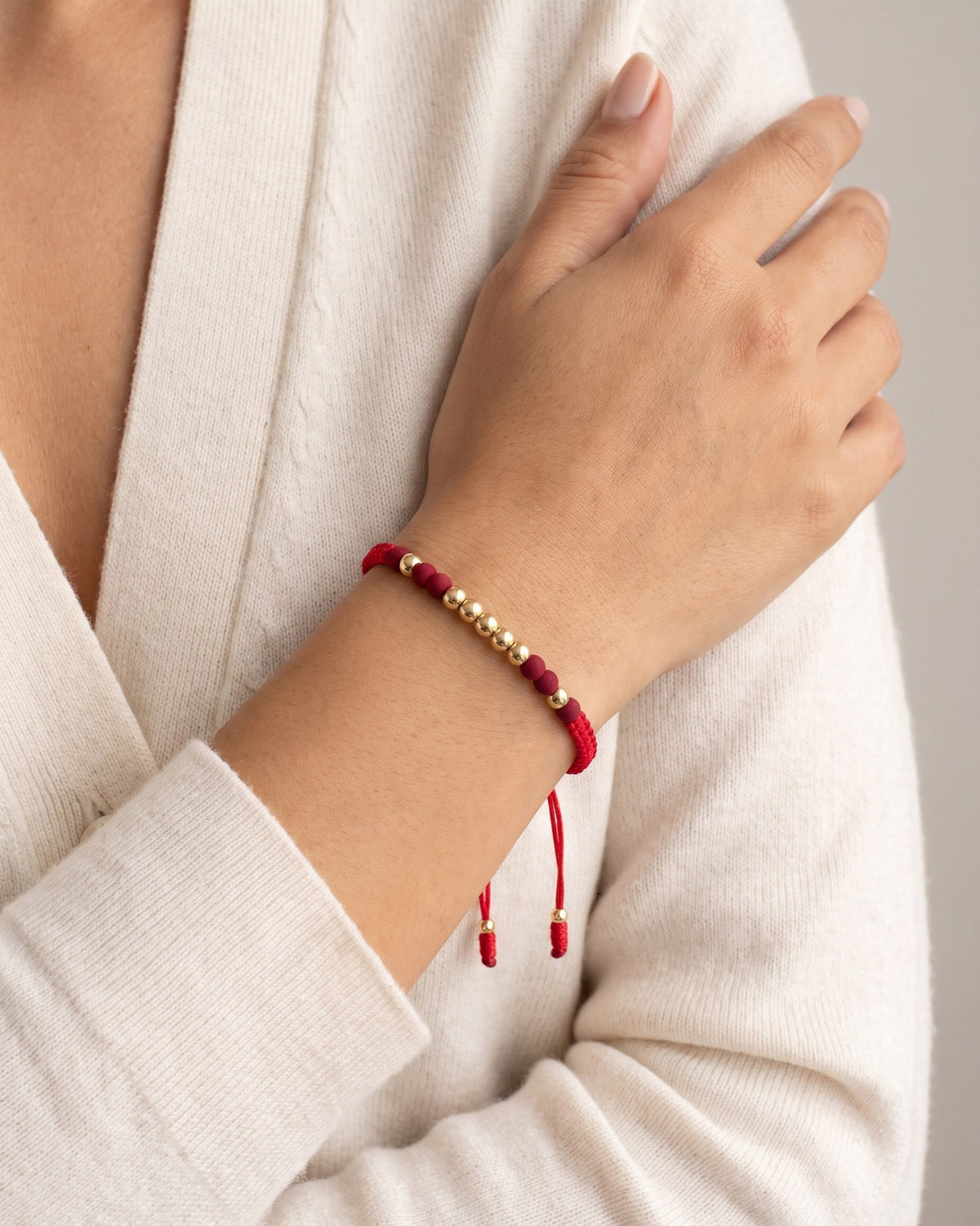Pulsera Neo-Balín 4mm roja puesta en la muñeca