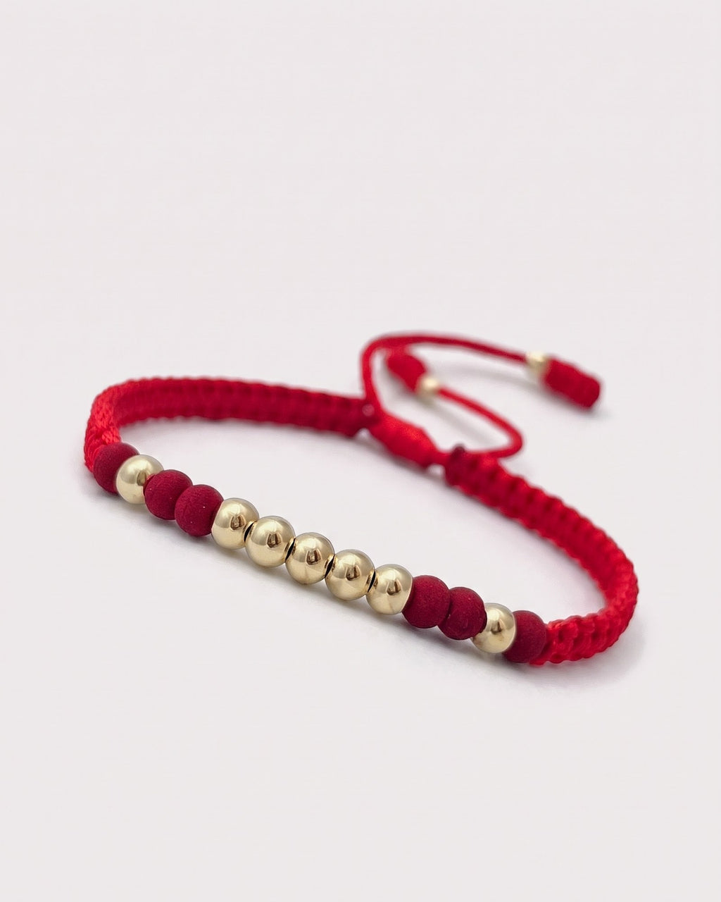 Detalle de la pulsera Neo-Balín 4mm roja