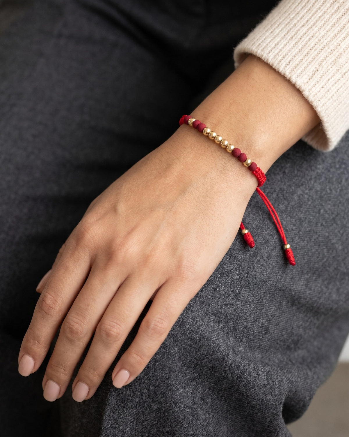 Pulsera Neo-Balín 4mm roja con pantalón gris